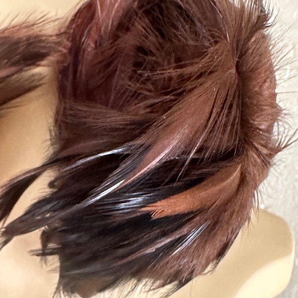 FESTIVE 1950s\' BROWN/WHITE/RUST FEATHER COCKTAIL HAT main image 11